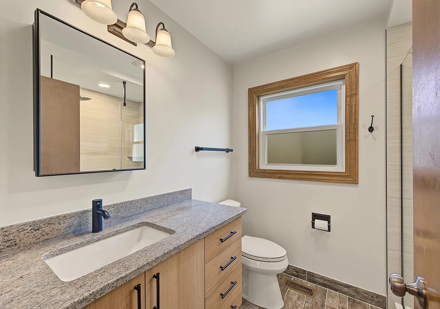 3 bed, 1000 sqft, $2,100 — Photo 4