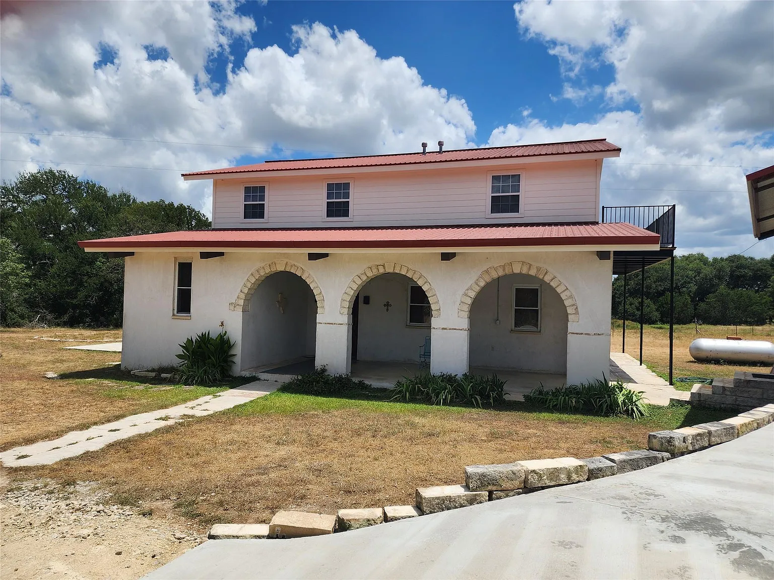 3 bed, 2.0 bath, 2386 sqft, $2,500 — Photo 2
