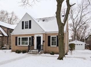 120 Mohawk Dr, Clarendon Hills, IL
