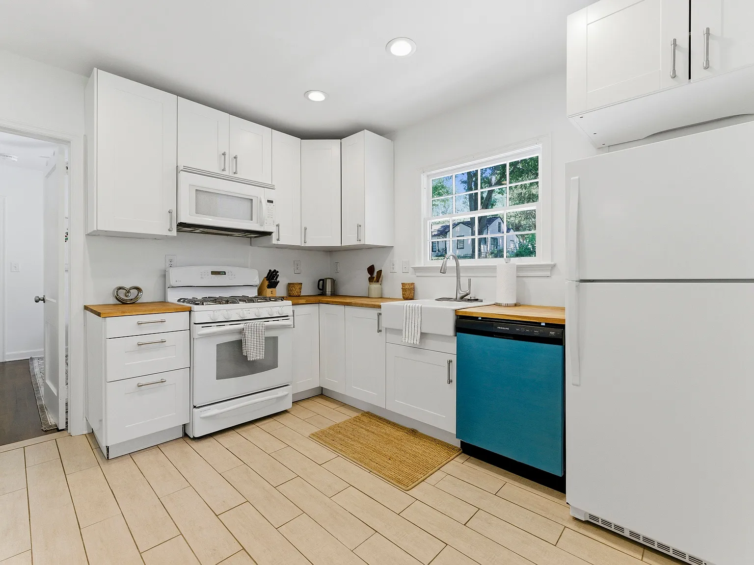 3 bed, 1144 sqft, $3,000 — Photo 3