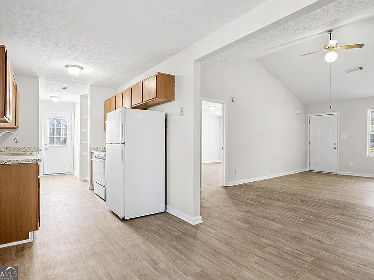 9211 Fairway Ct — Photo 3