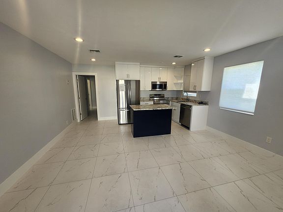 5th image of 511 N 60th Way E