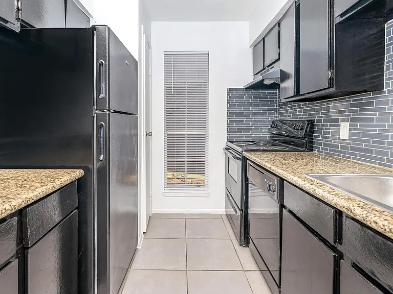 Colonial Woods Apts — Photo 31