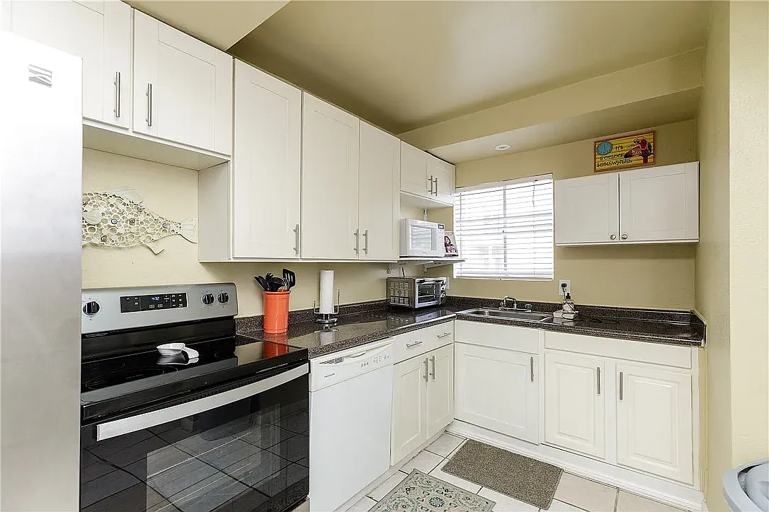 2 bed, 1.5 bath, 740 sqft, $1,750 — Photo 4