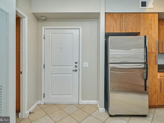 5th image of 1021 N Garfield St APT 645