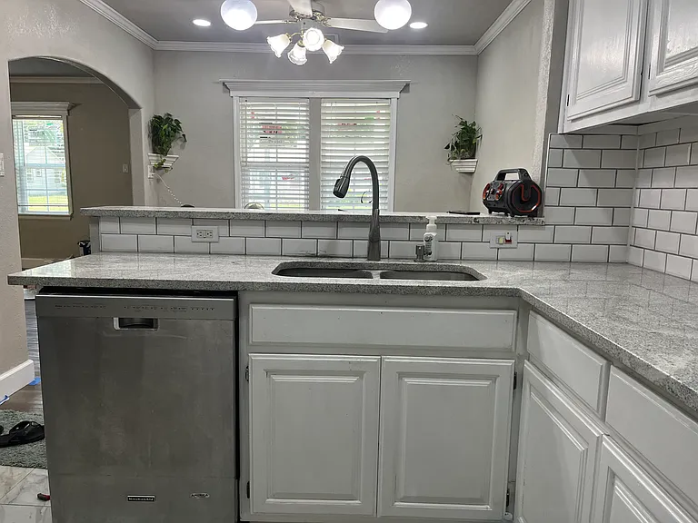 326 E Young Pl — Photo 16