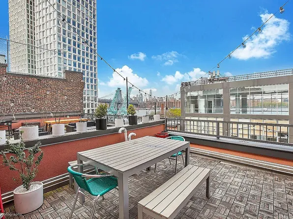 235 Kent Avenue image 11 of 14