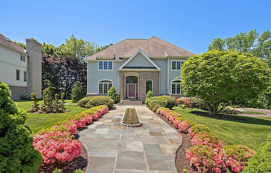 1st image of 2 Fairway Dr