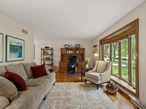 3rd image of 125 Coach House Dr