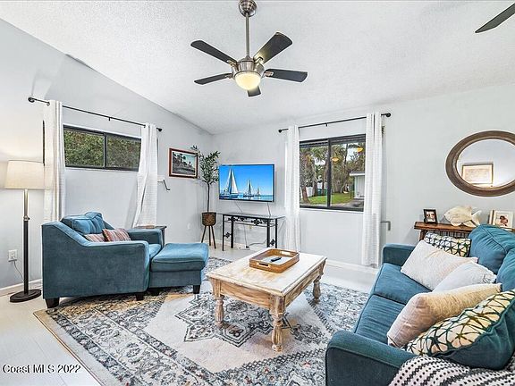 3rd image of 303 Pierce Ave #303
