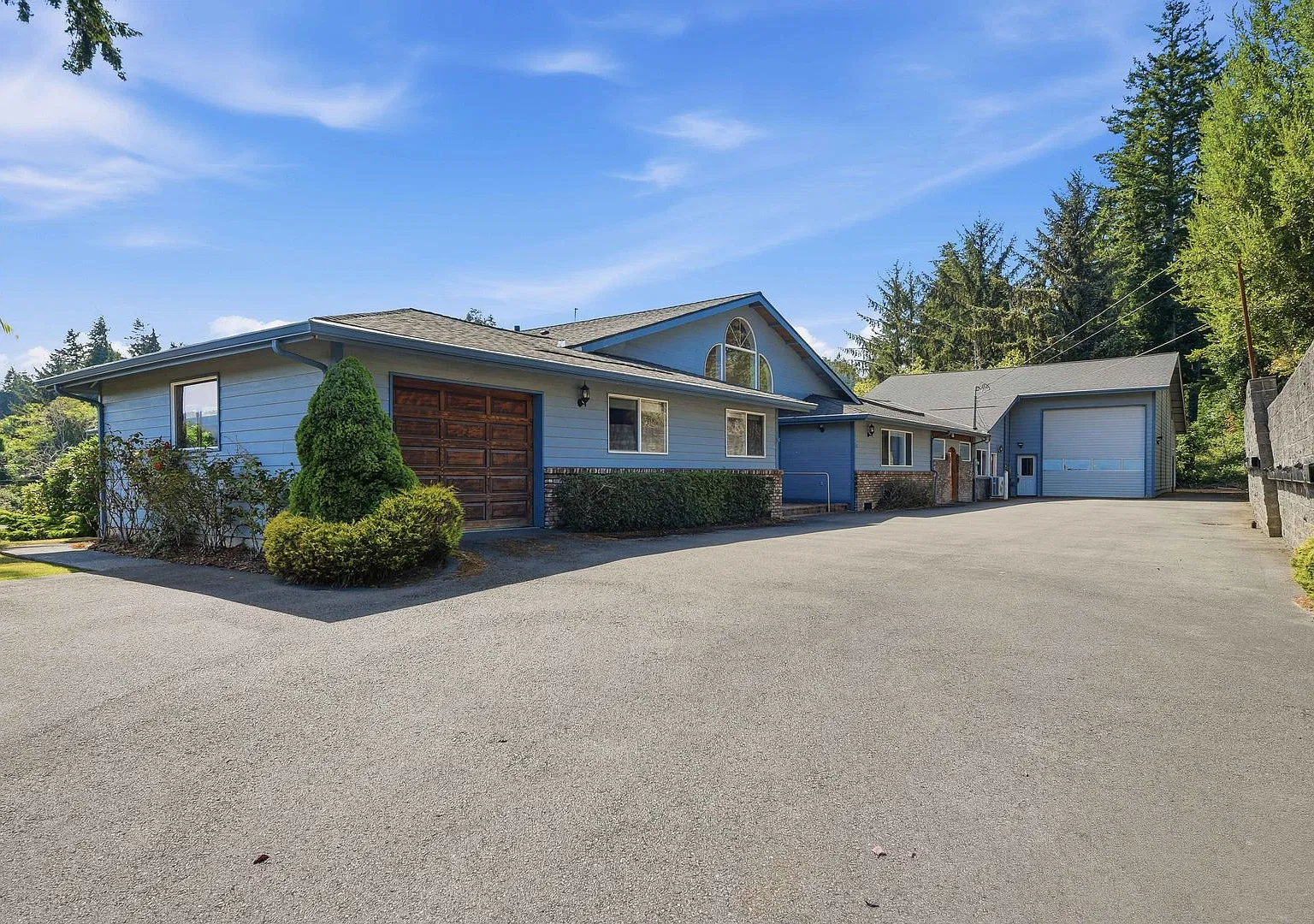 Spacious 4 Bedroom Home with Beautiful Views & 2 Garages — Photo 2