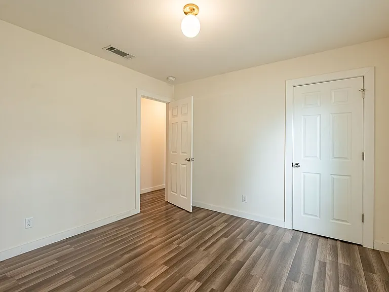 1001 Echo Ln — Photo 12