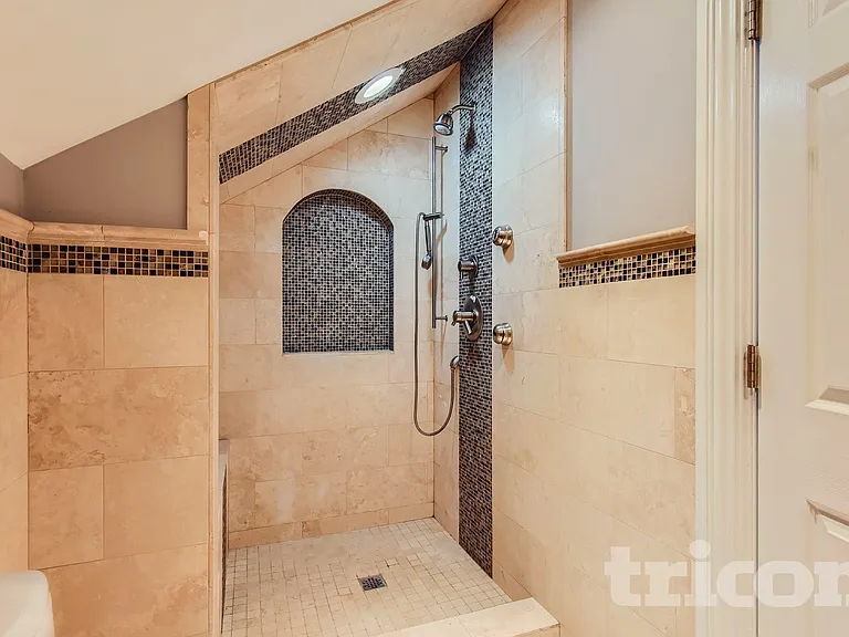 11059 Catherine Dr — Photo 8