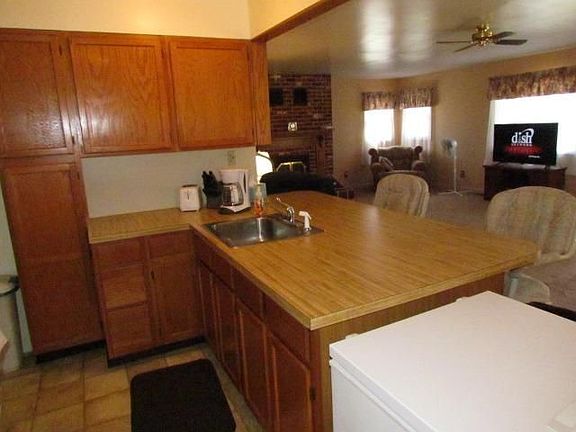 3rd image of 601 Hollis Ave