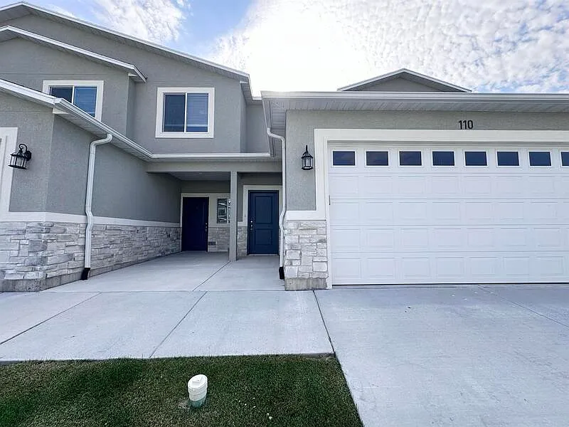3 bed, 2.5 bath, 1707 sqft, $1,800 — Photo 1
