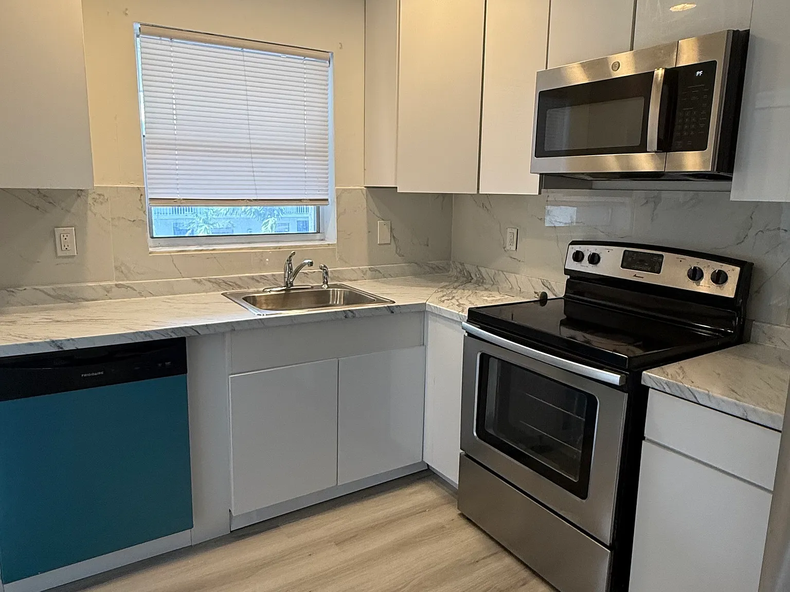 2 bed, 990 sqft, $2,200 — Photo 2