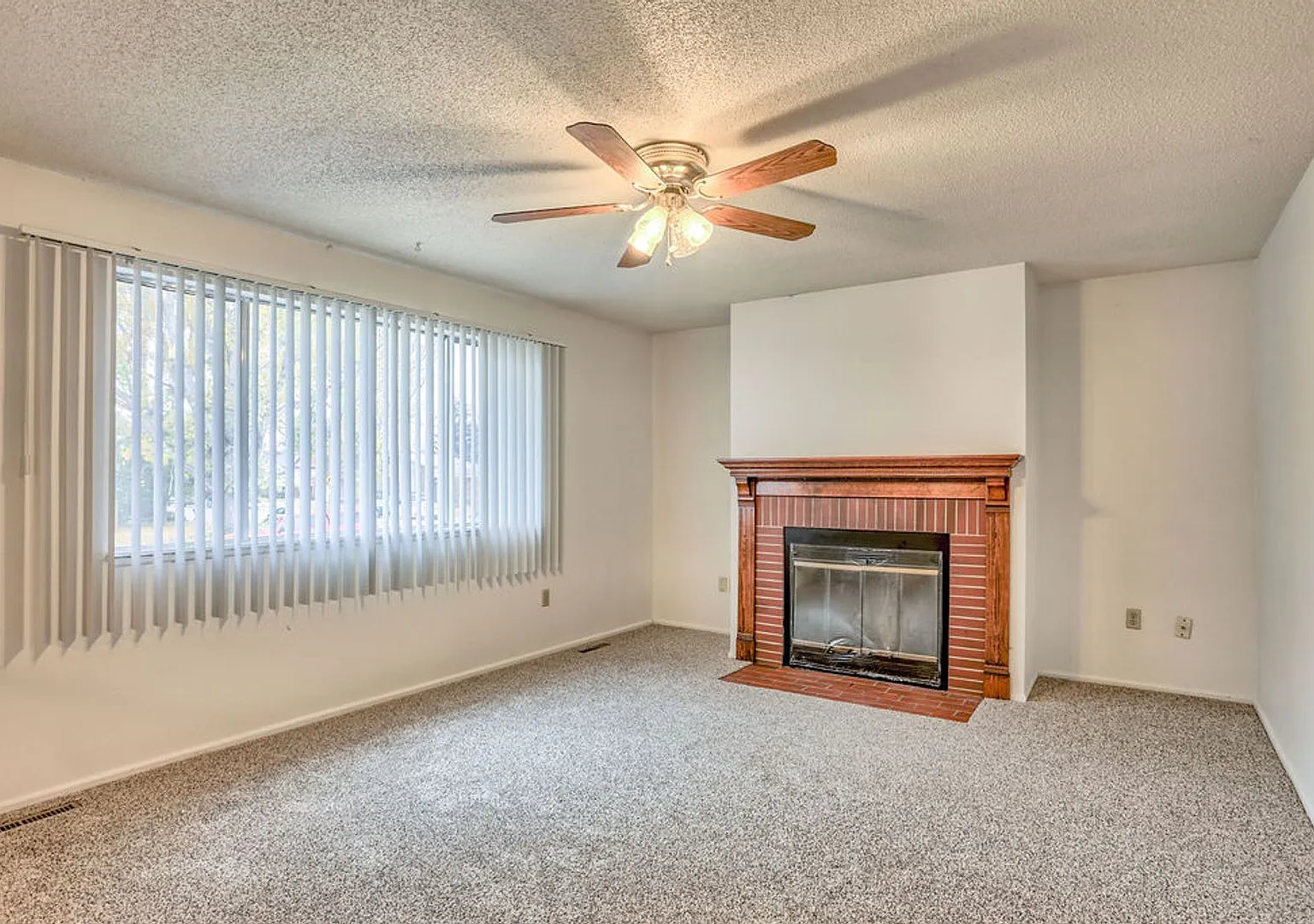 Spacious 4-Bedroom Home in West Fort Collins $400 Move-In Special! — Photo 2