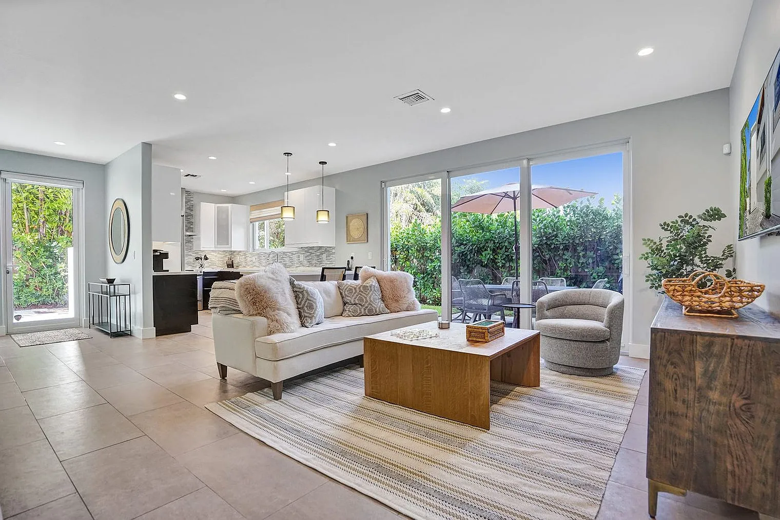 3 bed, 3.5 bath, 2863 sqft, $19,061 — Photo 1