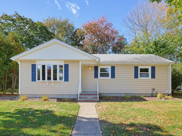 51 Robin Ln, Somerset, MA 02726