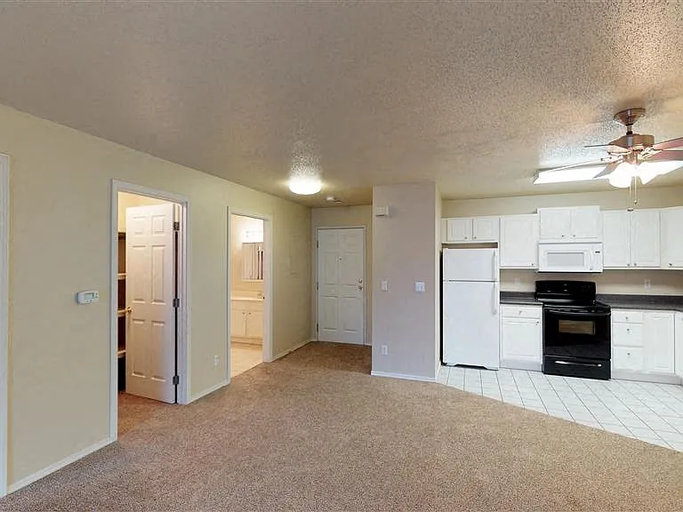 Sierra Vista Apartments — Photo 37