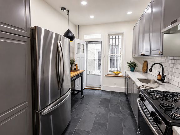 5th image of 293 Montgomery St APT 1
