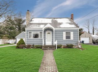 18 Bieselin Rd, Bellport, NY 11713