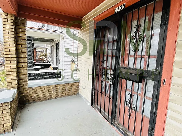 1735 W Hill St — Photo 2