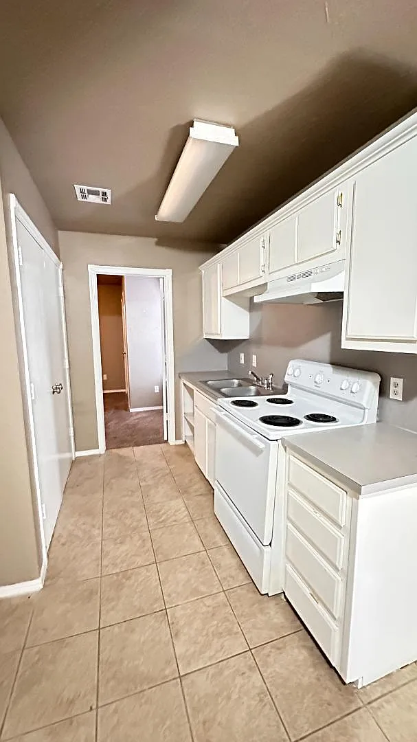 14117 SE 29th St - R — Photo 1