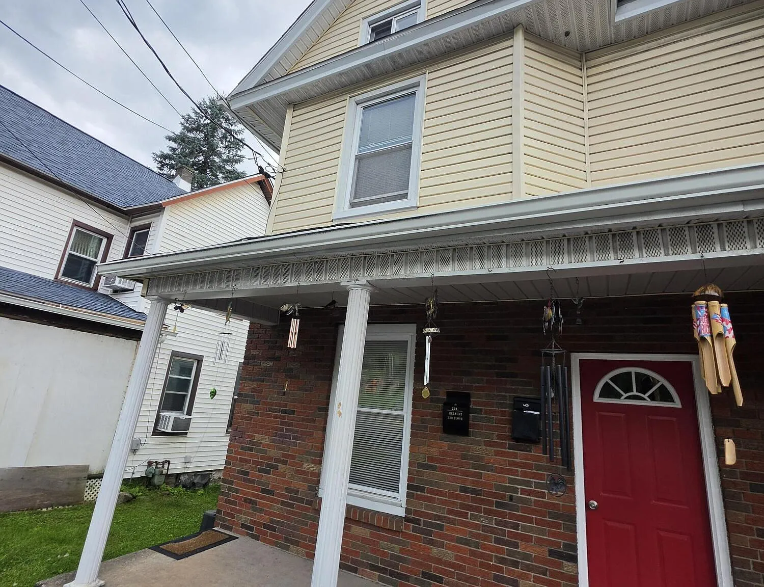 3 bed, 1.0 bath, 1216 sqft, $1,250 — Photo 1