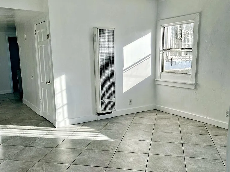 1135 E 68th St #1/4 — Photo 3