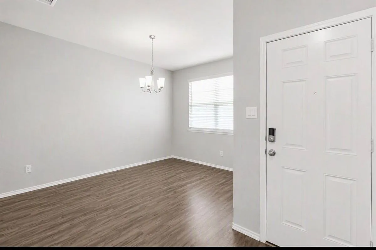 3 bed, 2.0 bath, 1659 sqft, $2,100 — Photo 4