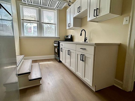 4th image of 4045-4055 W School St #4049-B