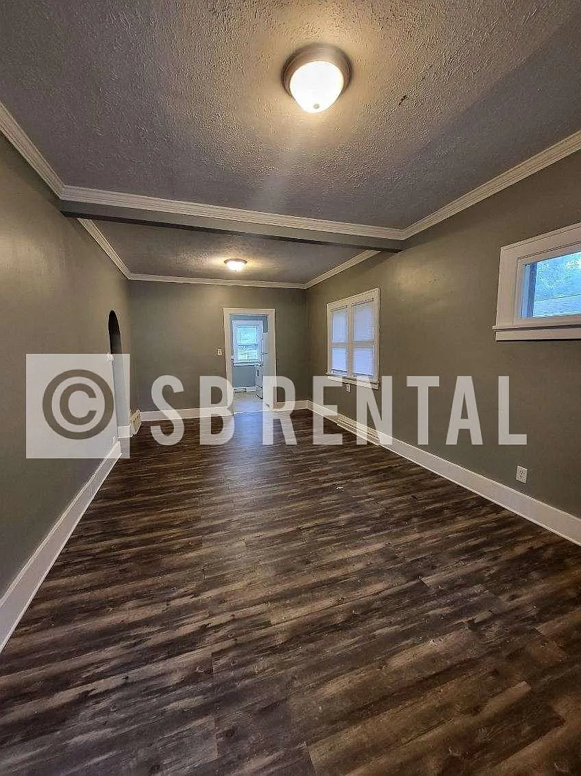 1014 Kinyon St — Photo 3