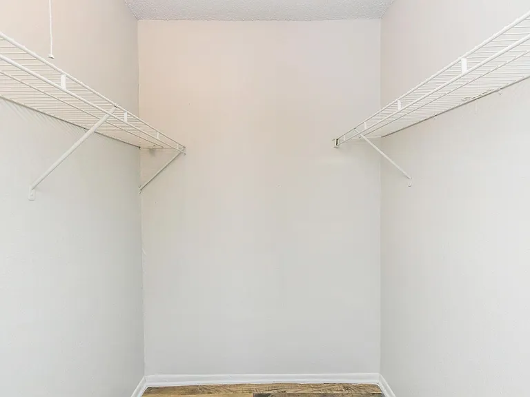 Crown Pointe Apartments — Photo 32