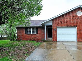 107 Twin Oaks Dr, Shiloh, IL