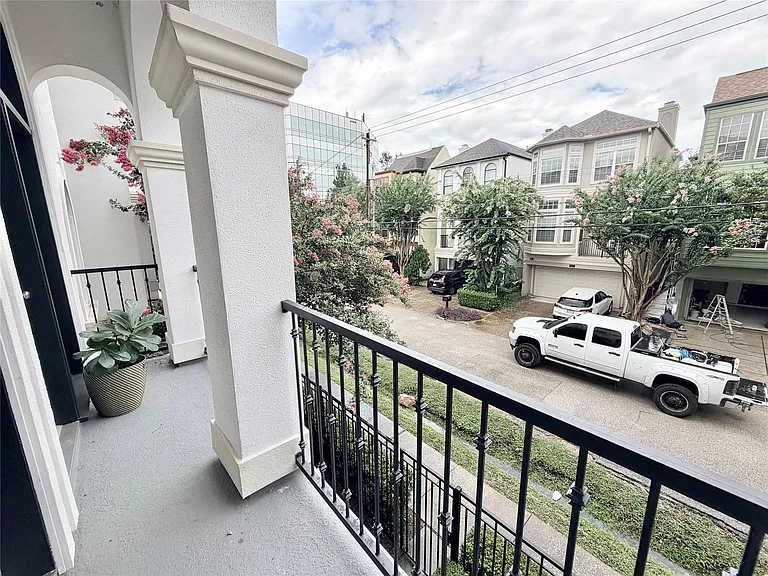 606 Knox St — Photo 3