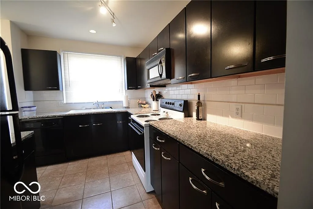 3 bed, 1.5 bath, 1932 sqft, $1,950 — Photo 3