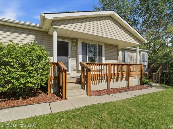 1117 Lake Shore Cir, Grand Blanc, MI 48439