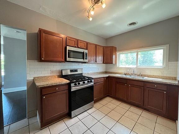 3rd image of 877 Prospect Ave Rear 3