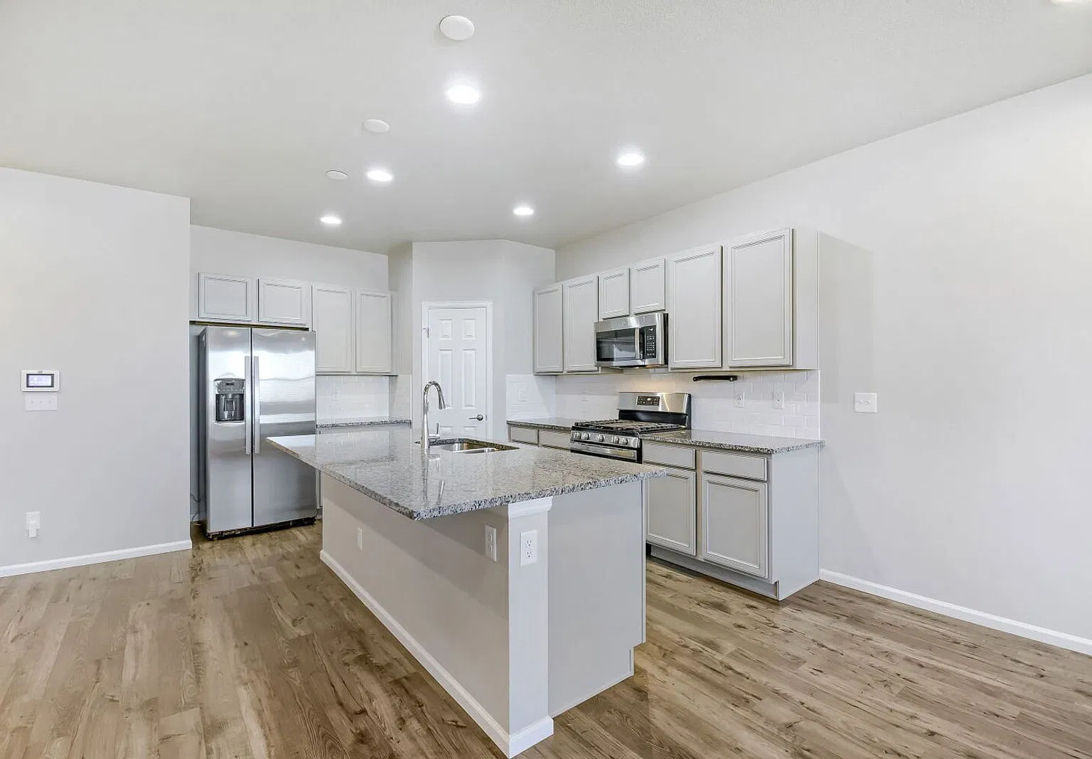 3 bed, 3.0 bath, 1644 sqft, $2,995 — Photo 4