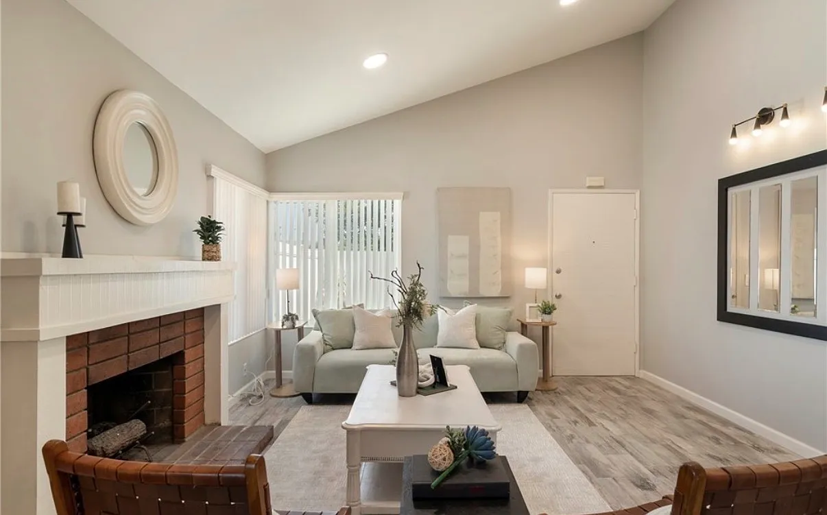 4 bed, 1966 sqft, $4,800 — Photo 1