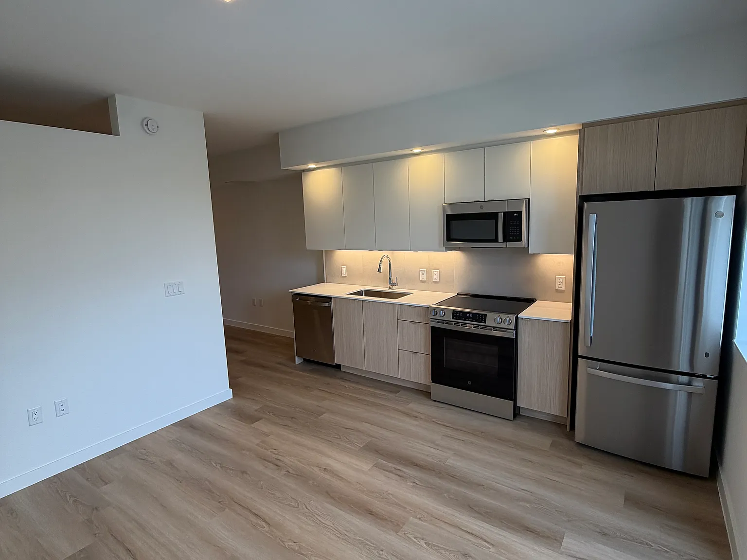 Studio, 570 sqft, $1,921 — Photo 2