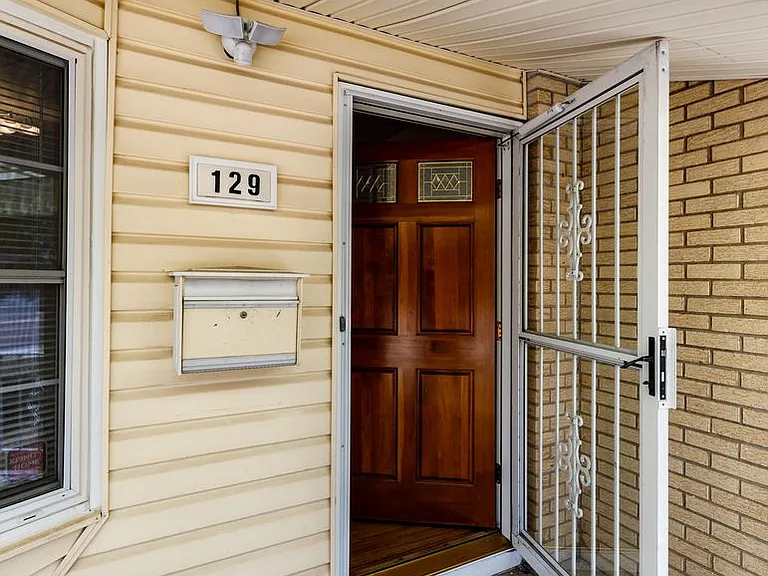 129 Ely St — Photo 10
