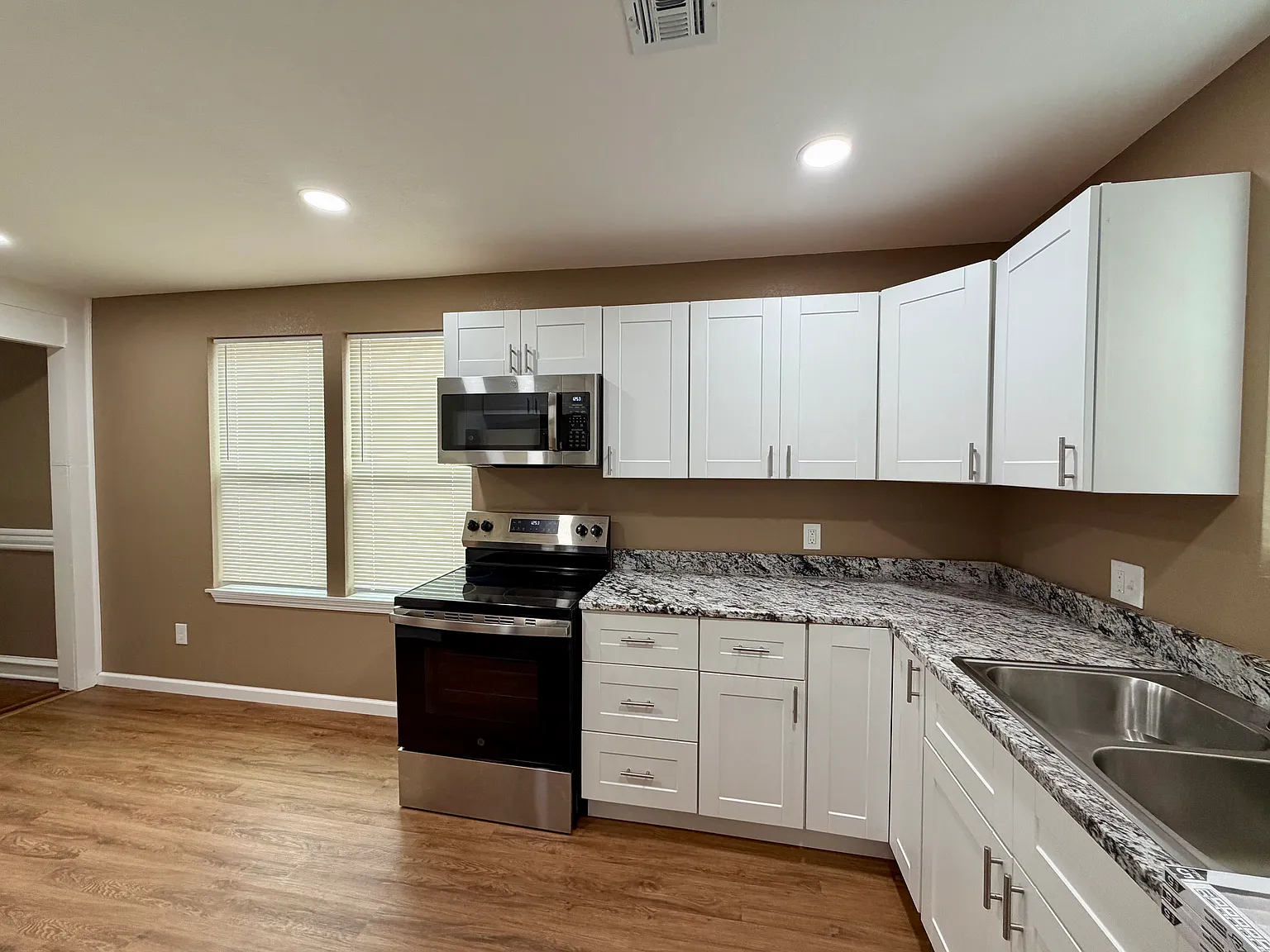 2 bed, 888 sqft, $1,350 — Photo 4