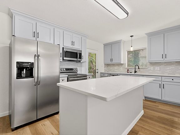 5th image of 405 Elm Dr
