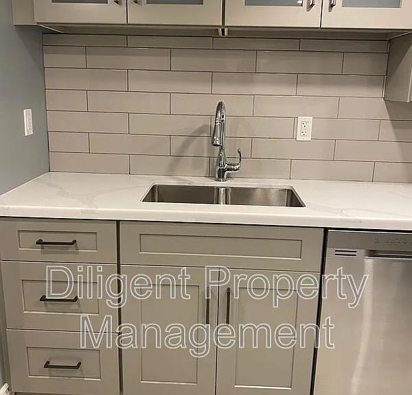 369 Applegrove Ave #LOWER — Photo 5