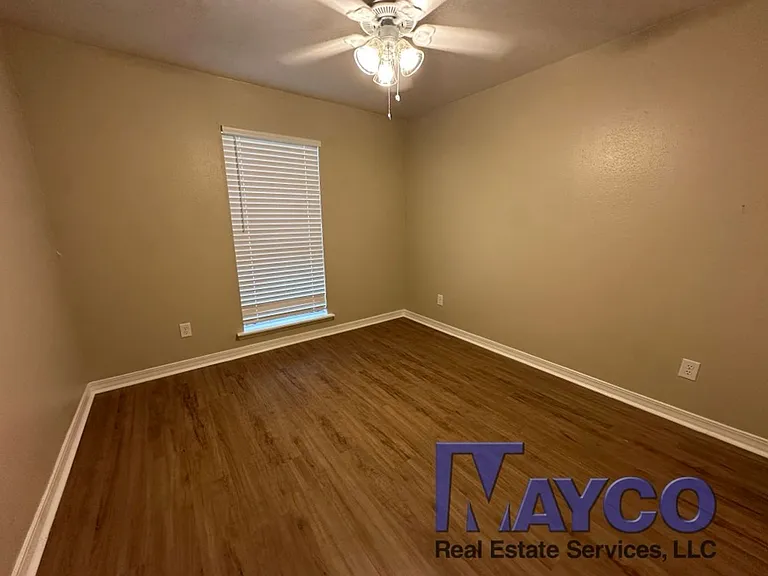Grand Oaks Apartment Homes — Photo 10