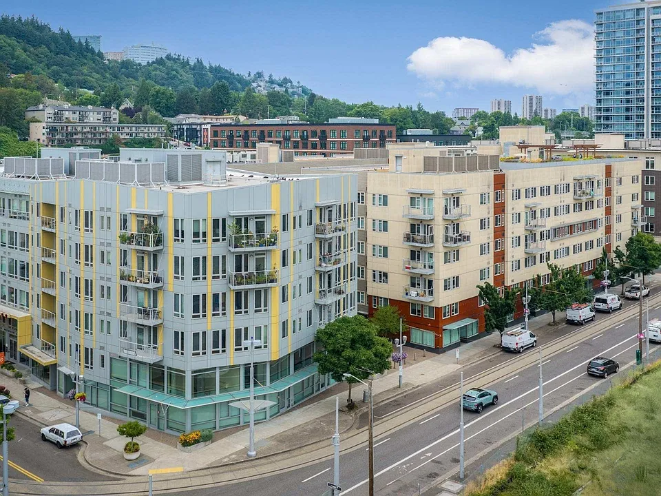 Scenic Willamette River and Portland views
