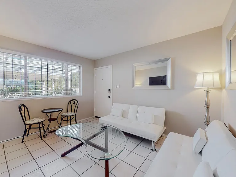 Alvarado Dr NE — Photo 16