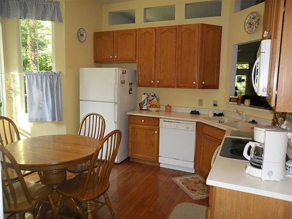 3rd image of 770 S Meadow Cir
